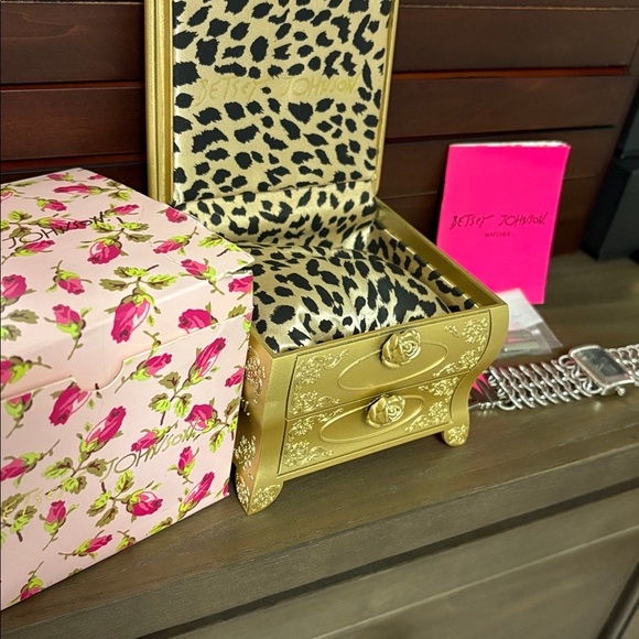 Betsey Johnson chain watch with case and pillow - Picture 10 of 14